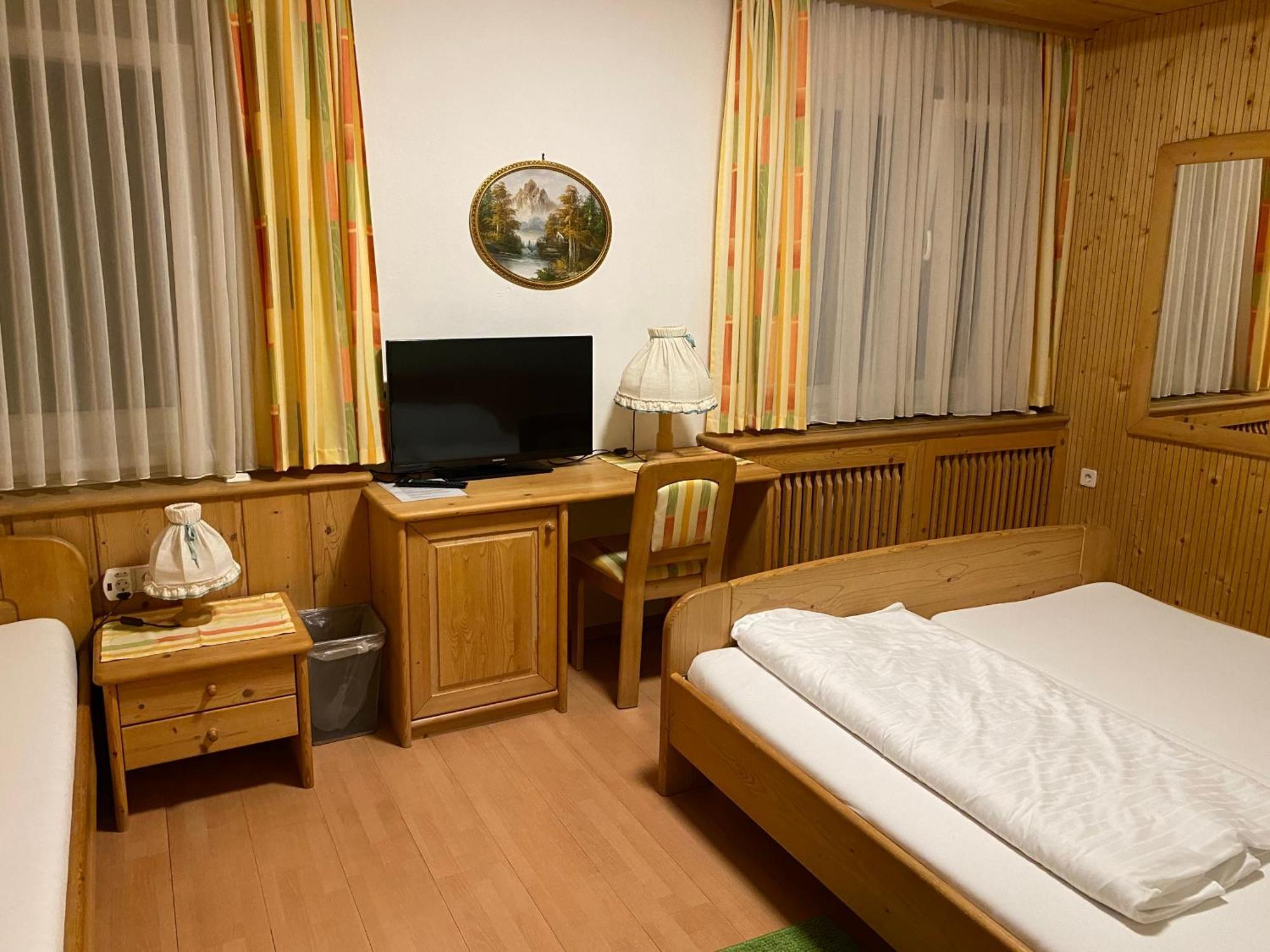 Hotel-Restaurant-Vinothek Felix Sommer Auersthal Ngoại thất bức ảnh