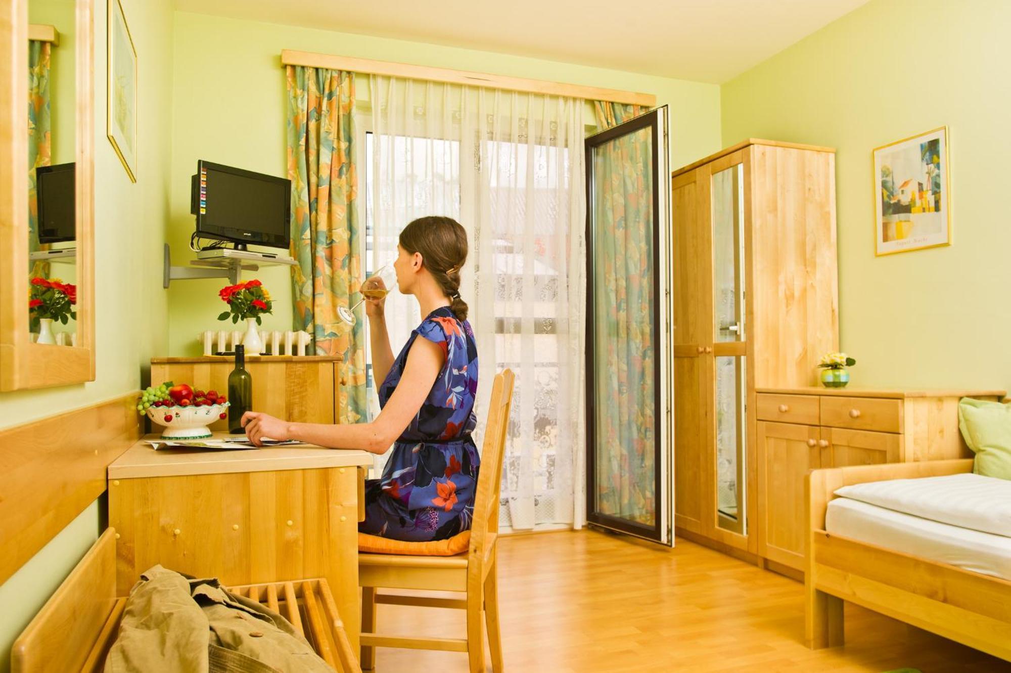 Hotel-Restaurant-Vinothek Felix Sommer Auersthal Ngoại thất bức ảnh